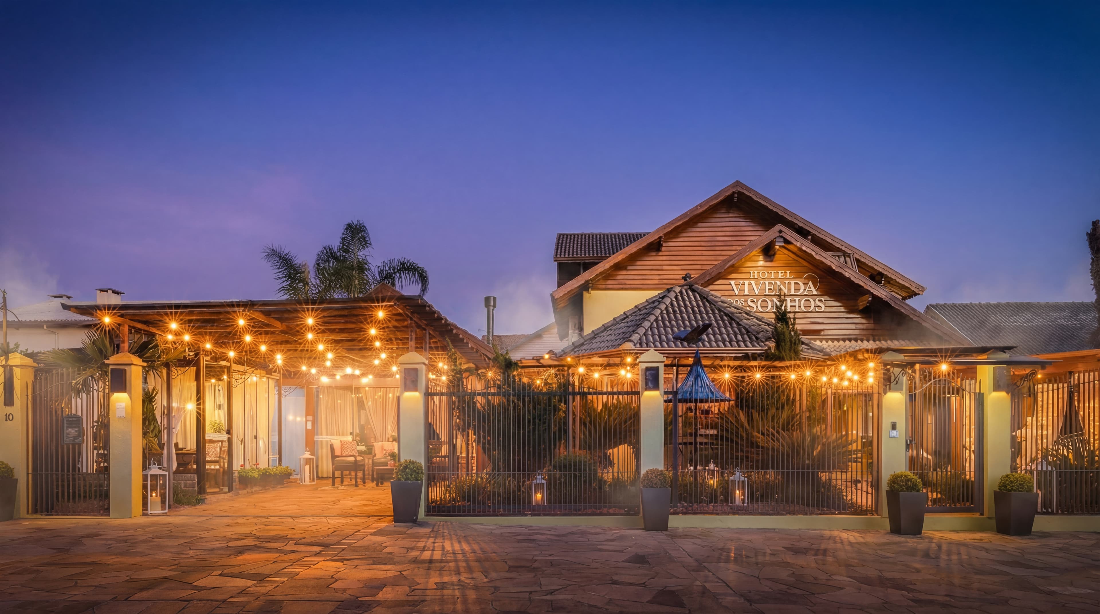 Hotel Vivenda dos Sonhos — fachada ao entardecer em Gramado